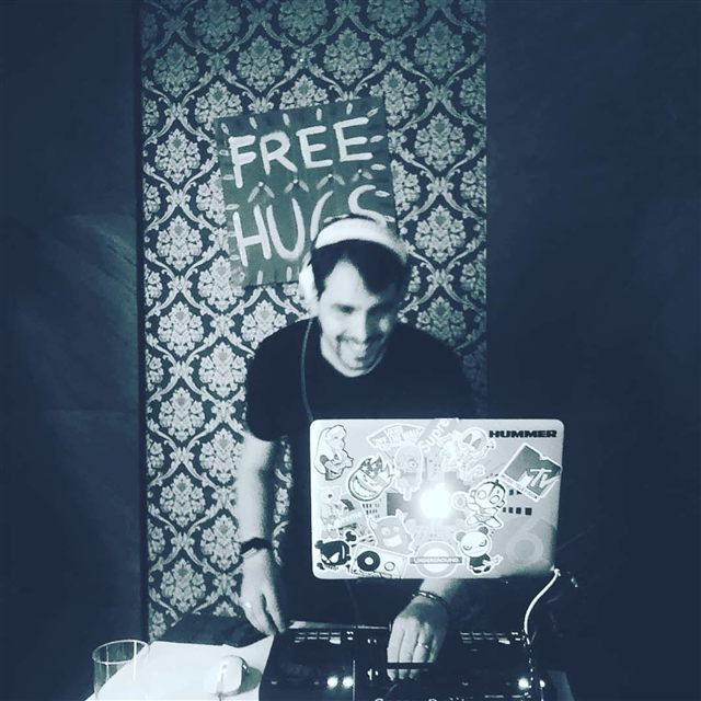 Matteo Vanetti, DJ lounge et fondateur de COTN Radio, lors d'une soirée privée à Ascona